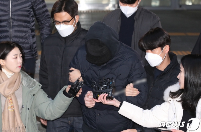 음주운전으로 스쿨존에서 초등학생을 치어 숨지게 한 혐의를 받는 A씨가 검찰로 송치되고 있다. 2022.12.9/뉴스1 ⓒ News1 김민지 기자