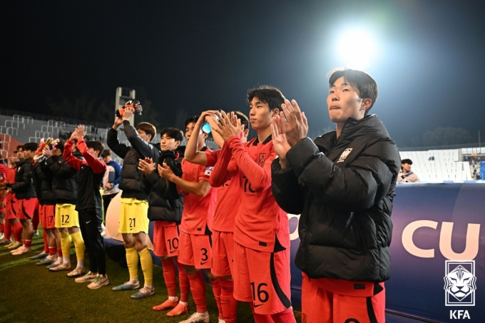 김은중 대한민국 U20(20세 이하) 축구 대표팀 선수들이 26일(한국시간) 아르헨티나 에스타디오 말비나스 아르헨티나스 경기장서 열린 온두라스와의 2023 국제축구연맹(FIFA) U20 월드컵 F조 조별리그 2차전 경기를 2-2 무승부로 마친 뒤 팬들을 향해 인사하고 있다. (대한축구협회 제공) 2023.5.26/뉴스1