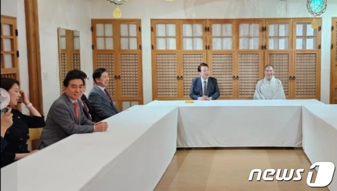 윤석열 대통령은 27일 부처님 오신날을 맞아 서울 종로 조계사 봉축 법요식에 참석한 뒤 비공식적으로 서울 강남 봉은사를 찾아 회주 자승스님(오른쪽)과 국민의힘 배현진(사진 왼쪽부터), 태영호 의원, 김기현 대표 등도 함께 환담을 나눴다. ( SNS 갈무리) ⓒ 뉴스1