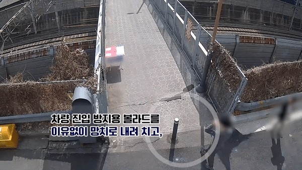 망치를 들고 나타나 차량 진입 방지봉을 내려치고 지나가는 시민을 위협한 남성. (인천경찰청 공식 유튜브)