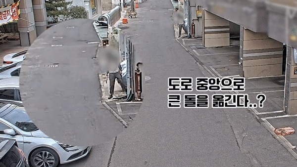 큰 돌을 길 중앙에 갖다 두고 지나가는 차량들의 통행을 방해하던 남성은 옆에 있던 전신주를 내려치기도 했다. (인천경찰청 공식 유튜브)