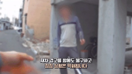 경찰의 경고에도 망치를 내려놓지 않던 남성은 결국 테이저건에 제압됐다. (인천경찰청 공식 유튜브)