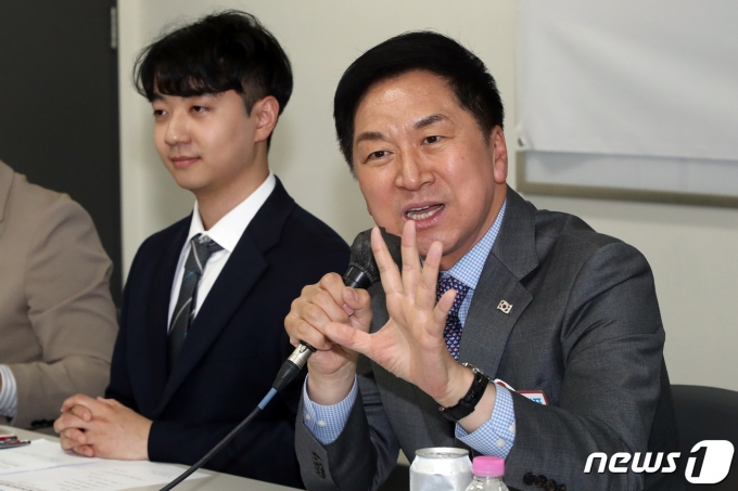 김기현 국민의힘 대표가 26일 오후 경기 성남시 분당구 국립국제교육원에서 열린 한미 대학생 연수프로그램(WEST) 참가자 간담회에서 인사말을 하고 있다. 2023.5.26/뉴스1 ⓒ News1 황기선 기자