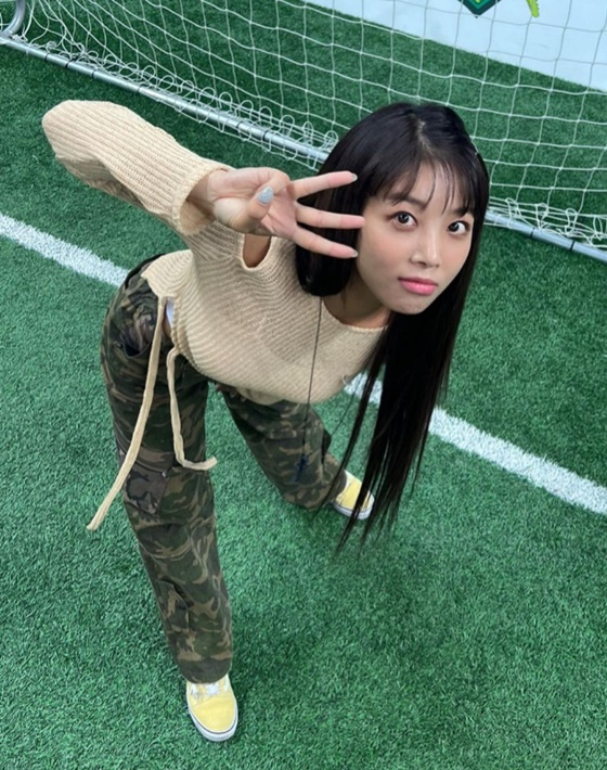 가수 유빈이 한국 여자축구를 응원하는 W챌린지에 참여했다. /사진=유빈 인스타그램