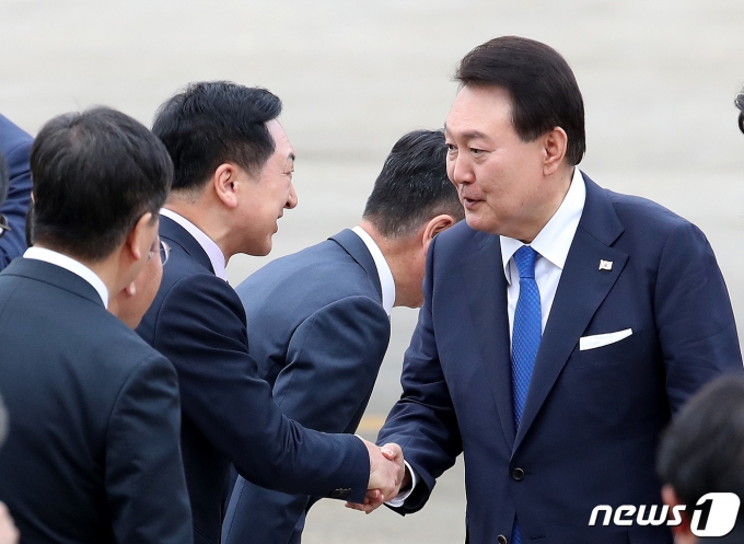 주요 7개국(G7) 정상회의 일정을 마친 윤석열 대통령이 21일 경기 성남 서울공항에 도착해 김기현 국민의힘 대표와 인사를 나누고 있다. 2023.5.21/뉴스1 ⓒ News1 박지혜 기자