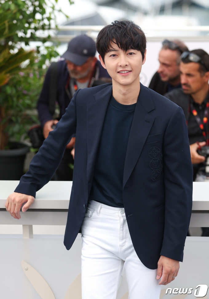 제 76회 칸 국제영화제 ‘주목할 만한 시선’에 초청된 영화 ‘화란’ 송중기가 25일(현지시간) 프랑스 남부 칸 ‘팔레 데 페스티발’(Palais des Festival)에서 열린 포토콜 행사에 참석해 포즈를 취하고 있다. 2023.5.25/뉴스1 ⓒ News1 이준성 기자