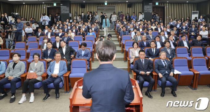이재명 더불어민주당 대표가 14일 오후 서울 여의도 국회에서 열린 쇄신 의원총회에서 발언을 하고 있다./뉴스1 ⓒ News1 임세영 기자