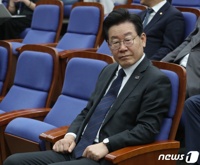 이재명 더불어민주당 대표가 25일 오후 서울 여의도 국회에서 열린 의원총회에 참석하고 있다. 2023.5.25/뉴스1 ⓒ News1 송원영 기자