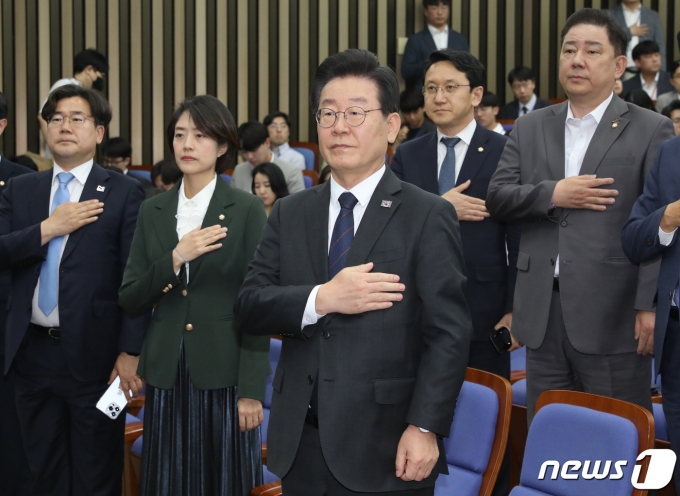 이재명 더불어민주당 대표가 25일 서울 여의도 국회에서 열린 의원총회에서 국기에 경례를 하고 있다. 2023.5.25/뉴스1 ⓒ News1 송원영 기자