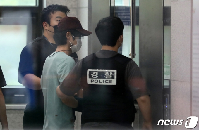 14살 연상 동거녀를 살해한 혐의를 받는 피의자 30대 남성 A씨가 26일 서울 금천구 금천경찰서로 압송되고 있다. 2023.5.26/뉴스1 ⓒ News1 김성진 기자