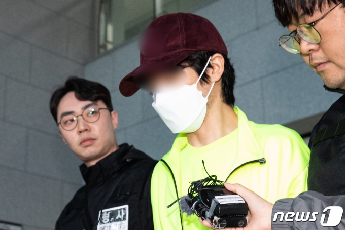 데이트폭력으로 경찰 조사를 받은 직후 연인을 살해한 혐의를 받는 김모씨가 28일 구속 전 피의자 심문(영장실질심사)에 출석하기 위해 서울금천경찰서를 나서고 있다.  2023.5.28/뉴스1 ⓒ News1 유승관 기자