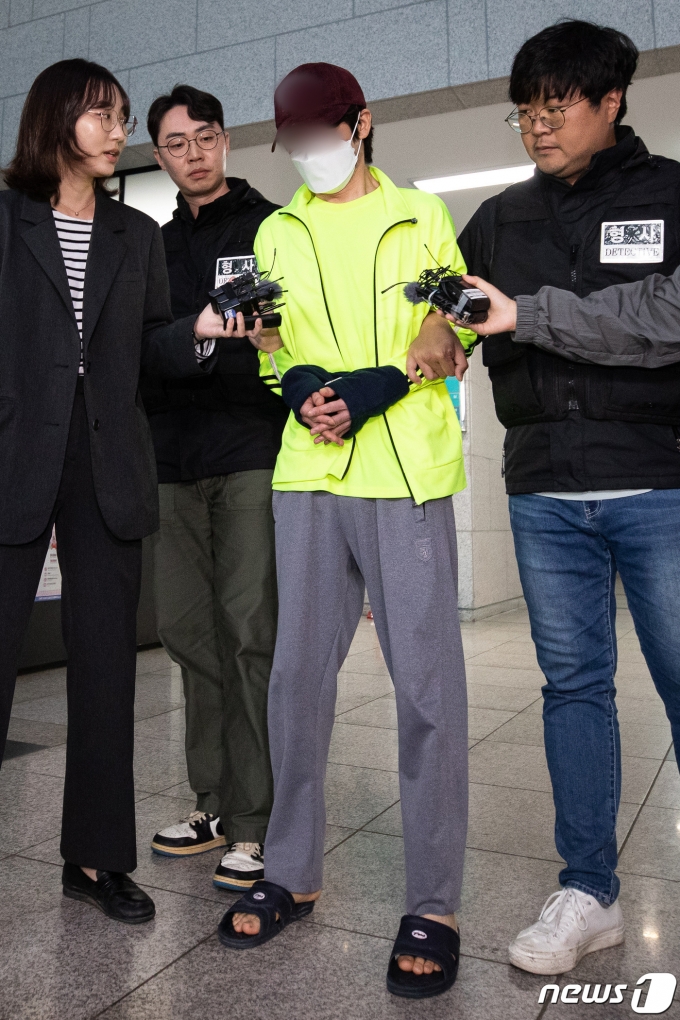 데이트폭력으로 경찰 조사를 받은 직후 연인을 살해한 혐의를 받는 김모씨가 28일 구속 전 피의자 심문(영장실질심사)에 출석하기 위해 서울금천경찰서를 나서고 있다.  2023.5.28/뉴스1 ⓒ News1 유승관 기자
