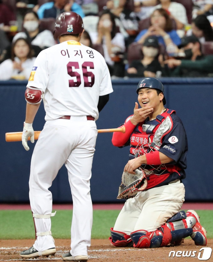 [사진] 유강남 '지영이형 괜찮아요'