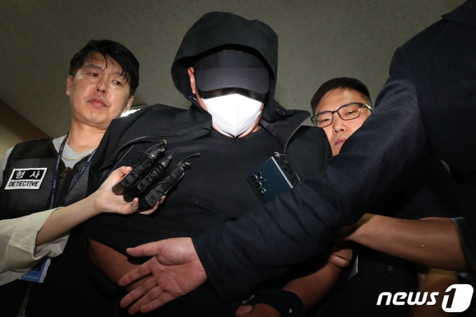 착륙 중 항공기 비상문을 개방한 혐의(항공보안법 위반)로 긴급체포된 30대 남성 A씨가 28일 오후 대구 수성구 대구지방법원에서 열리는 구속 전 피의자심문(영장실질심사)을 받기 위해 법정으로 향하고 있다. 2023.5.28/뉴스1 ⓒ News1 공정식 기자