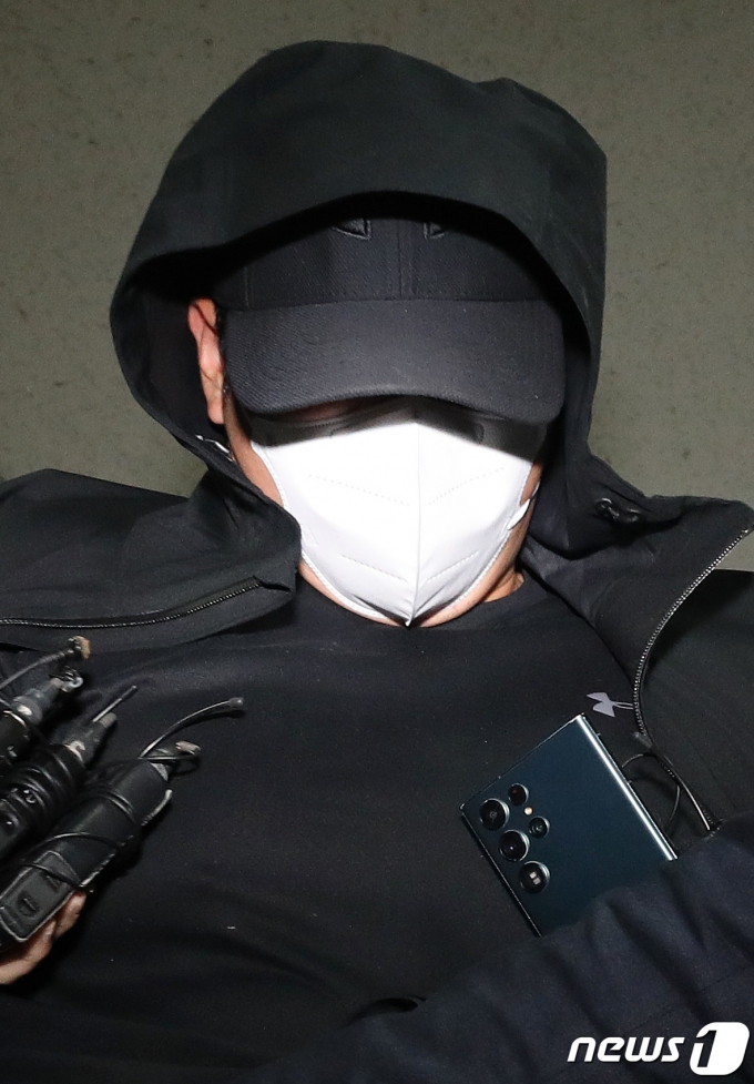착륙 중 항공기 비상문을 개방한 혐의(항공보안법 위반)로 긴급체포된 30대 남성 A씨가 28일 오후 대구 수성구 대구지방법원에서 열리는 구속 전 피의자심문(영장실질심사)을 받기 위해 법정으로 향하고 있다. 2023.5.28/뉴스1 ⓒ News1 공정식 기자