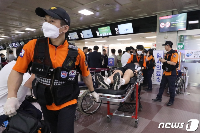 26일 오전 제주공항을 출발해 대구공항으로 향하던 아시아나 항공기에서 비행 중 문이 열리는 사고가 발생했다. 울산에서 열리는 제52회 전국소년체육대회에 참가하기 위해 비행기에 탑승했던 초·중학생 제주특별자치도 선수단 가운데 대구공항 도착 직후 고통을 호소하는 선수들을 119구조대가 