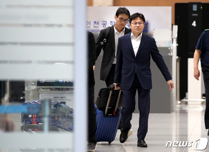 일본 후쿠시마 오염수 시찰을 마친 유국희 원자력안전위원장이 26일 오후 인천국제공항 2터미널로 귀국하고 있다. 2023.5.26/뉴스1 ⓒ News1 박지혜 기자