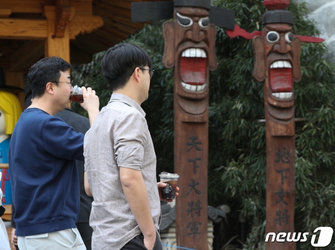 서울 종로구 인사동 거리에서 시민들이 산책하고 있다. (자료 사진) 2023.3.22/뉴스1 ⓒ News1 신웅수 기자