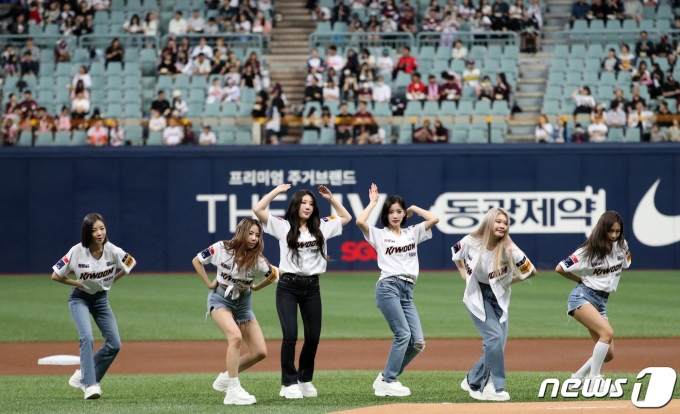 [사진] 퍼플키스, 상큼달콤한 축하공연