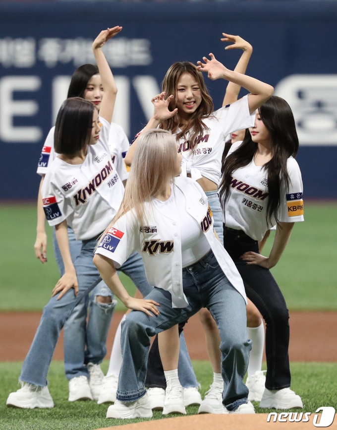 [사진] 축하공연 펼치는 퍼플키스