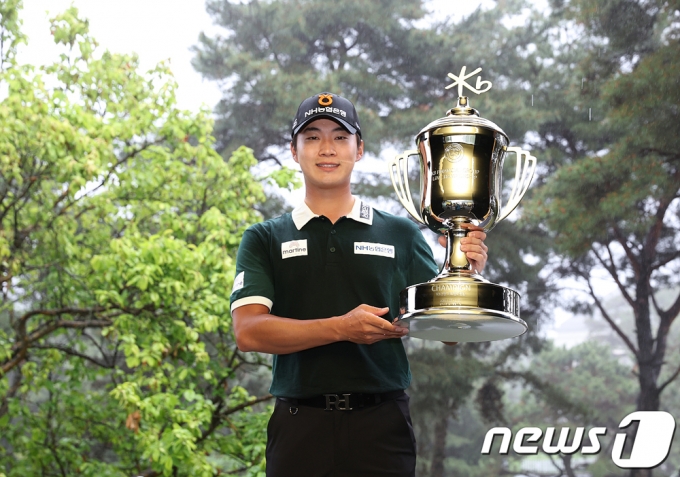 [사진] 우승 포즈 취하는 김동민