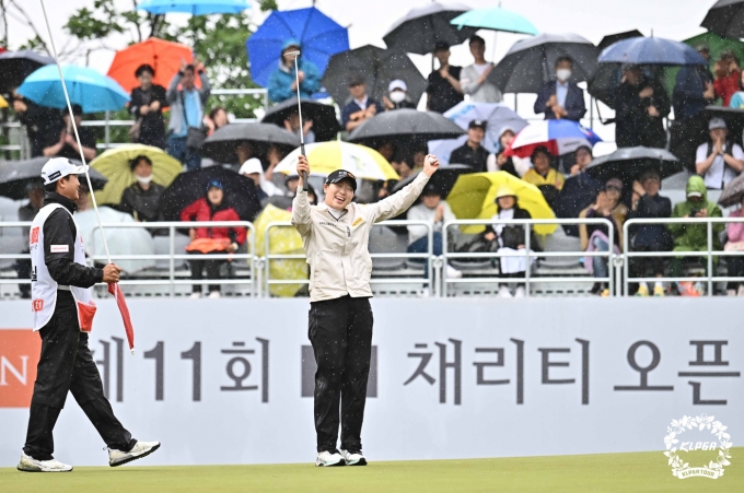 [사진] 우승 환호하는 방신실