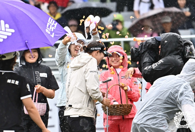 [사진] 방신실, 우승 축하 세리머니