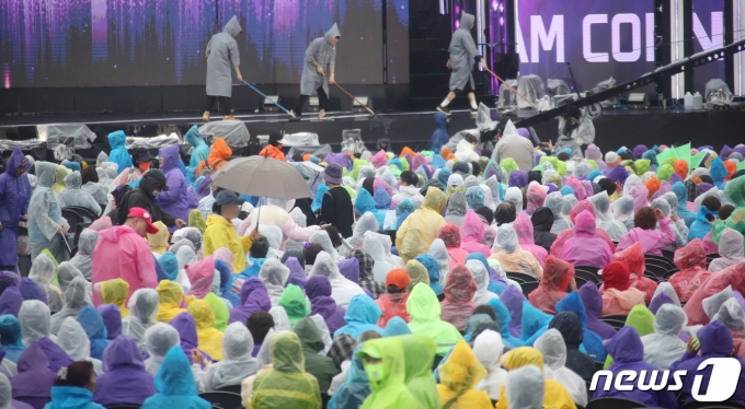 [사진] 알록달록 우비 입고 드림콘서트·트롯 찾은 팬들