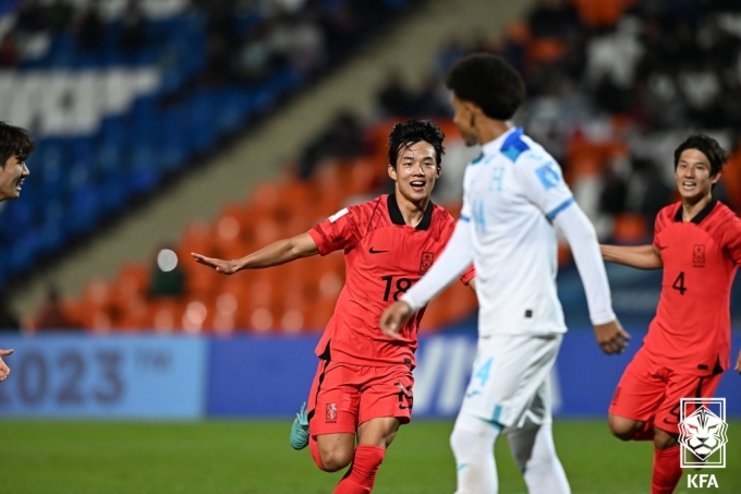 26일(한국시간) 아르헨티나 에스타디오 말비나스 아르헨티나스 경기장서 열린 온두라스와의 2023 국제축구연맹(FIFA) U20 월드컵 F조 조별리그 2차전에서 대한민국 박승호가 팀 두번째이자 동점골을 성공한 뒤 세리머니 하고 있다. (대한축구협회 제공) 2023.5.26/뉴스1