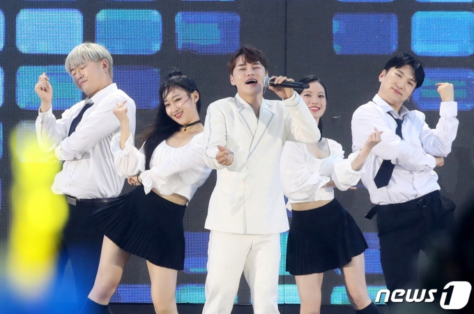 [사진] 박서진, 부산와서 신난 1인