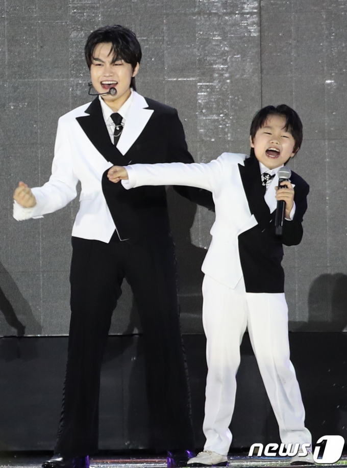 [사진] 황민우·황민호 형제, 환상 호흡