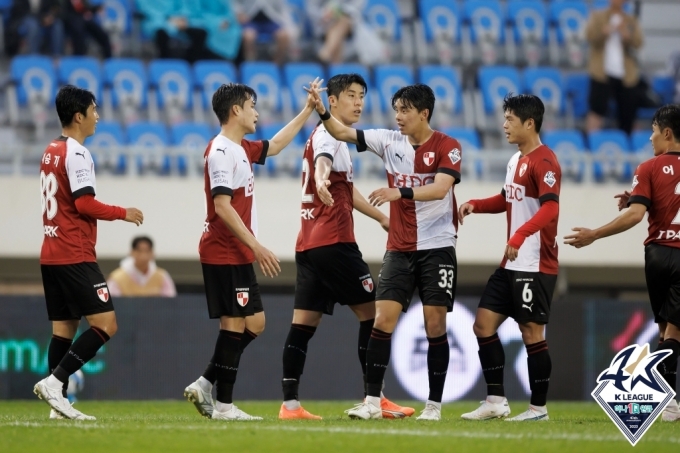 충남아산을 꺾은 부산아이파크 (한국프로축구연맹 제공)
