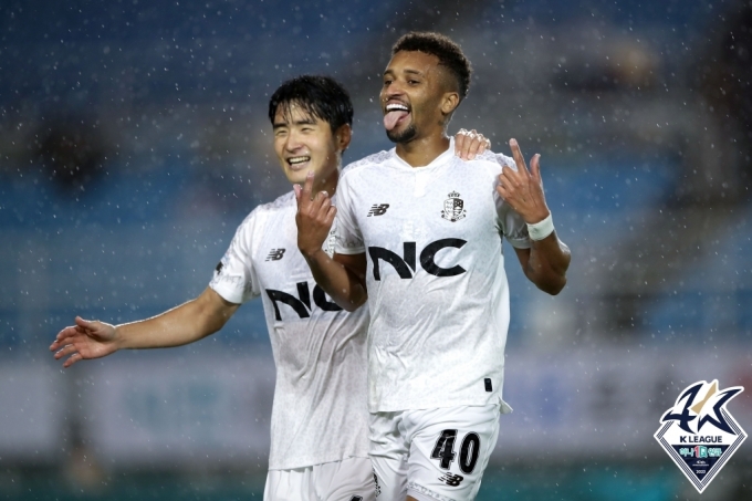 안산을 제압한 서울 이랜드 (한국프로축구연맹 제공)