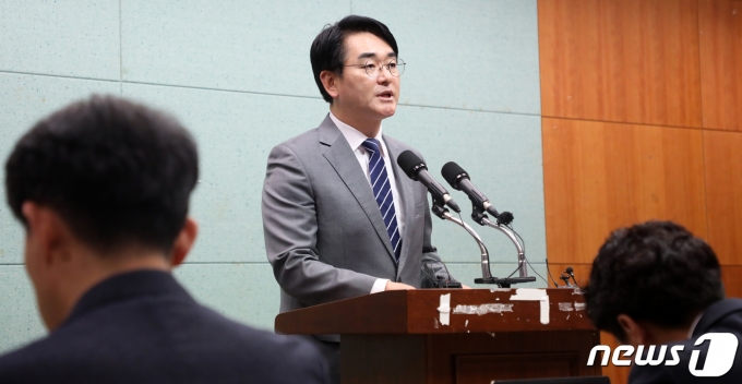 박용진 더불어민주당 의원이 18일 전북 전주시 전북도의회에서 금융중심지 관련 기자회견을 열고 질의에 답하고 있다. 2023.5.18/뉴스1 ⓒ News1 유경석 기자