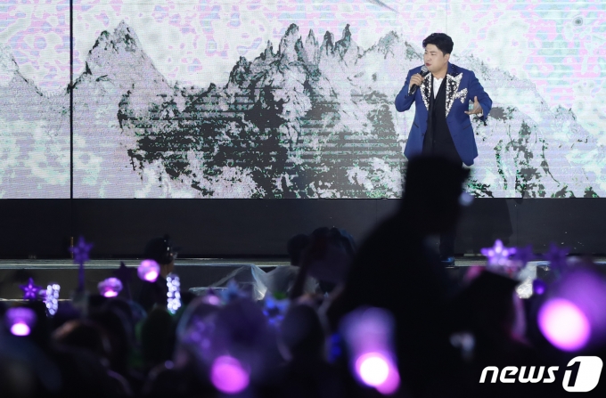 [사진] 김호중, 보라빛으로 물든 드림콘서트 트롯