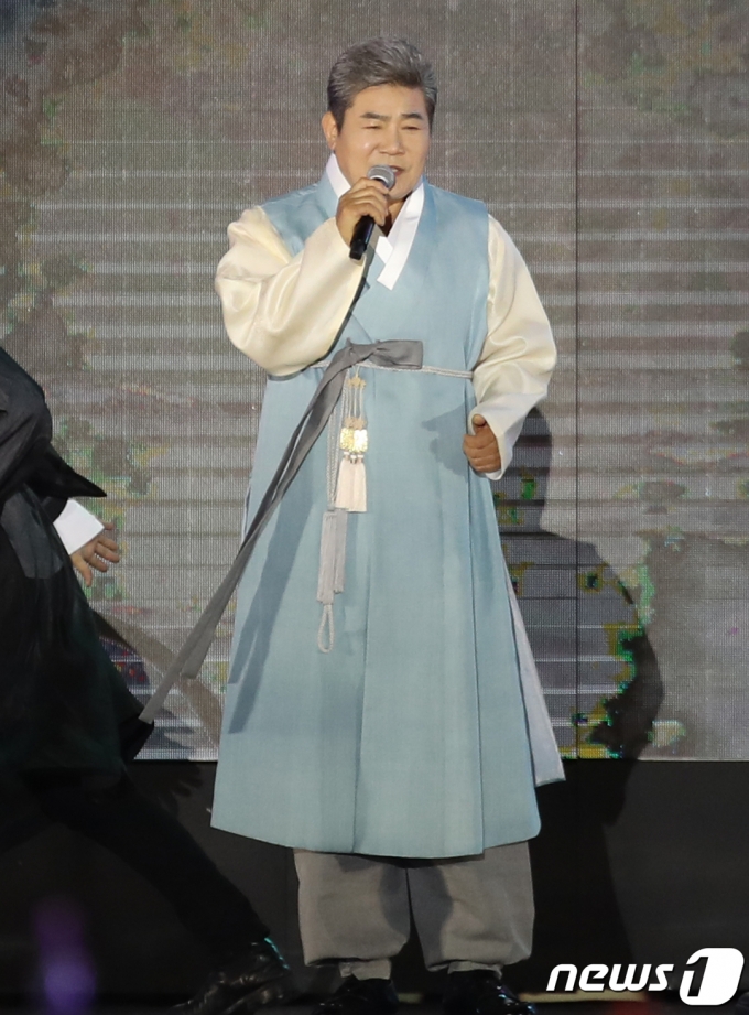 [사진] 진성, 구수한 무대