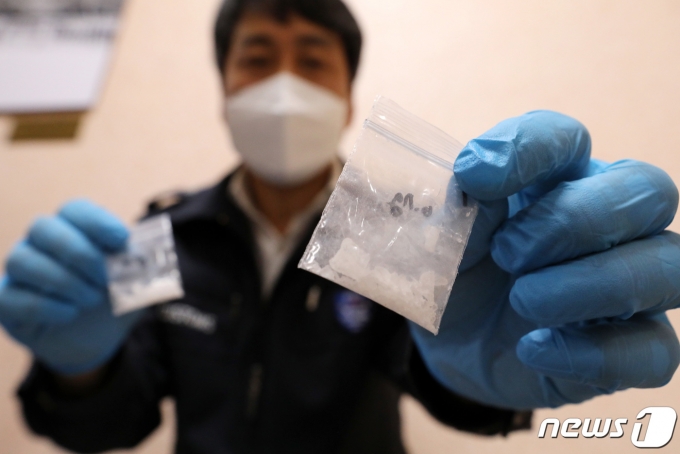 서울 강남구 서울세관 관계자가 마약밀수 적발 도구를 설명하는 모. ⓒ News1