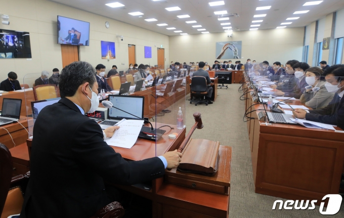 지난해 12월 서울 여의도 국회에서 열린 국회 과학기술정보방송통신위원회 전체회의에서 정청래 위원장이 의사봉을 두드리고 있다. 2022.12.27/뉴스1 ⓒ News1 구윤성 기자