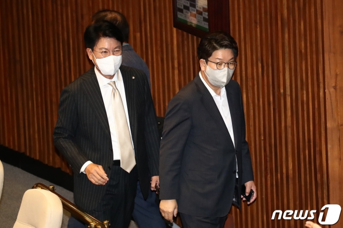 권성동 국민의힘 원내대표(오른쪽)와 장제원 의원이 2일 서울 여의도 국회에서 열린 본회의에서 본회의장 밖으로 나가고 있다. (공동취재) 2022.8.2/뉴스1 ⓒ News1 유승관 기자