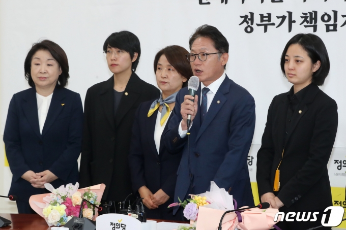 9일 오전 국회에서 열린 정의당 의원총회에서 새 원내대표로 선출된 배진교 의원이 소감을 밝히고 있다 정의당은 이날 
