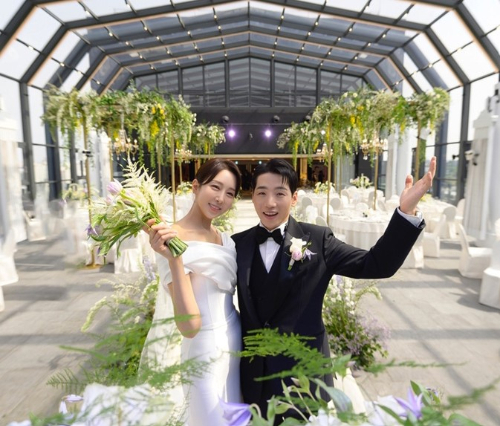 방송인 한영이 남편인 트로트 가수 박군의 성형수술 사실을 공개한다. 가수 박군과 방송인 한영은 2022년 4월26일 서울 모처에서 백년가약을 맺었다. /사진=뉴스1(해피메리드컴퍼니제공) 