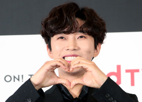 임영웅이 다음 달 5일 음원사이트를 통해 신곡을 공개한다. 사진은 지난해 10월8일 서울 방이동 올림픽공원 체조경기장에서 진행된 '2022 더팩트 뮤직 어워즈' 레드카펫 행사에서 포즈를 취하는 임영웅. /사진=뉴스1