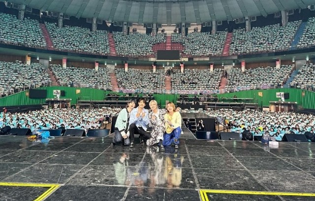 보이그룹 샤이니(SHINee)가 데뷔 15주년 기념 팬미팅을 성황리에 마쳤다. 샤이니 멤버들이 콘서트장에서 기념촬영을 하는 모습. /사진=샤이니 민호 인스타그램 캡처 