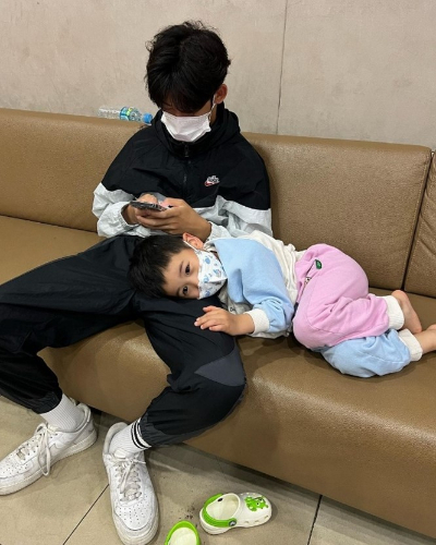 17세가 된 장신영, 강경준의 아들 정안이 '슈돌'에 등장한다. 사진은 장신영의 둘째 아들이 형 정안의 무릎에 머리를 대고 누워있는 모습. /사진=장신영 인스타그램 캡처 