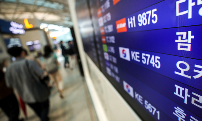 29일 인천국제공항 1터미널 출발 정보 전광판에 괌으로 출발하는 여객기 정보가 나타나있다. /사진=뉴시스