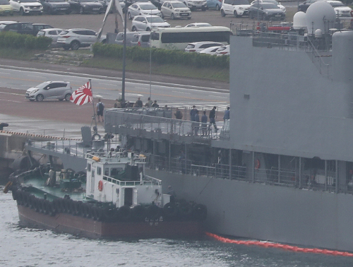 더불어민주당이 욱일기를 게양한 일본 함정의 부산항 입항에 대해 윤석열 정부를 비판했다. 사진은 욱일기를 게양한 채 부산항에 입항하는 일본 해상자위대 소속 호위함. /사진=뉴스1