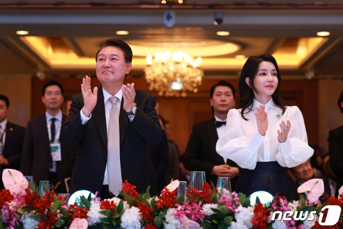 윤석열 대통령과 김건희 여사가 29일 서울 중구 소공동 롯데호텔 그랜드볼룸에서 열린 한-태평양도서국 정상회의 공식 만찬에서 각국 정상들과 점등 퍼포먼스를 한 후 박수치고 있다. (대통령실 제공) 2023.5.29/뉴스1 ⓒ News1 오대일 기자