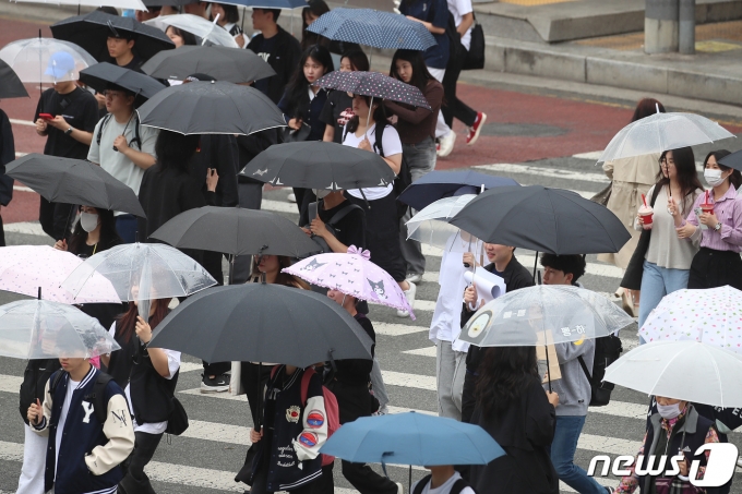 경북 경산시 대학로에서 우산을 쓴 시민들이 발걸음을 재촉하고 있다. 2023.5.22/뉴스1 ⓒ News1 공정식 기자