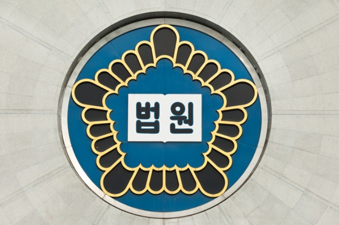 아내가 일하는 직장에 찾아가 다른 직원을 흉기로 협박한 혐의로 재판에 넘겨진 60대 남성에게 징역형의 집행유예가 선고됐다. /사진=이미지투데이