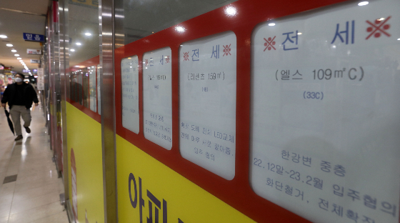 30일 국토교통부는 전세사기 의심 공인중개사 특별점검 결과를 발표했다고 밝혔다. 보증사고 임대차계약 중개사 242명에 대한 점검 결과 99명의 위반행위 총 108건이 적발됐다. 지난 22일부터 오는 7월31일까지는 전세사기 의심거래 대상과 점검지역을 확대한 2차 특별점검을 실시할 방침이다./사진=뉴시스